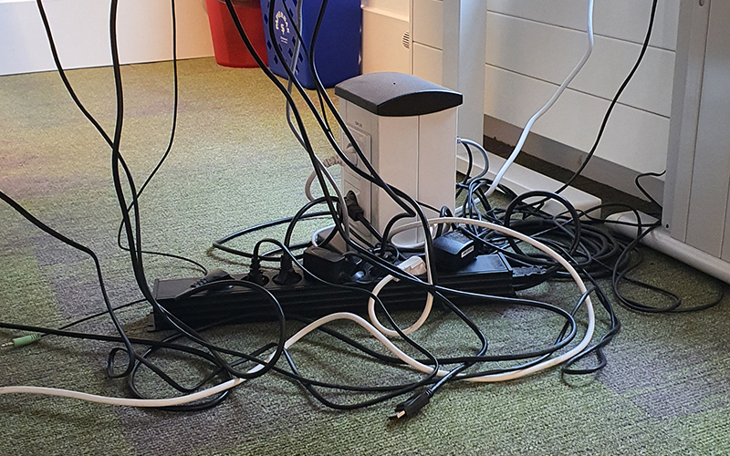 werkkplek-management-kabelspaghetti